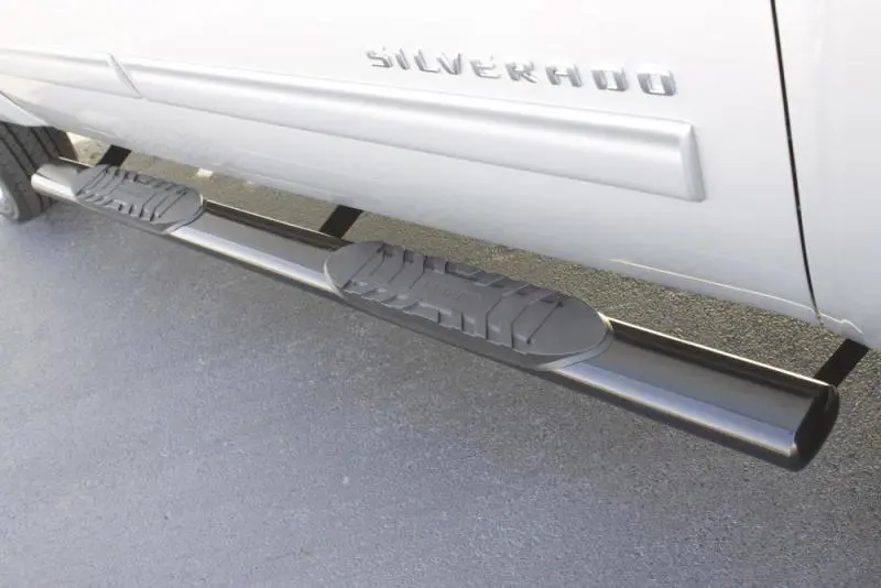 Lund Stainless Steel Oval Nerf Bars – 5-Inch Drop, Polished Finish For 2015–2017 Chevy Colorado Crew Cab 1